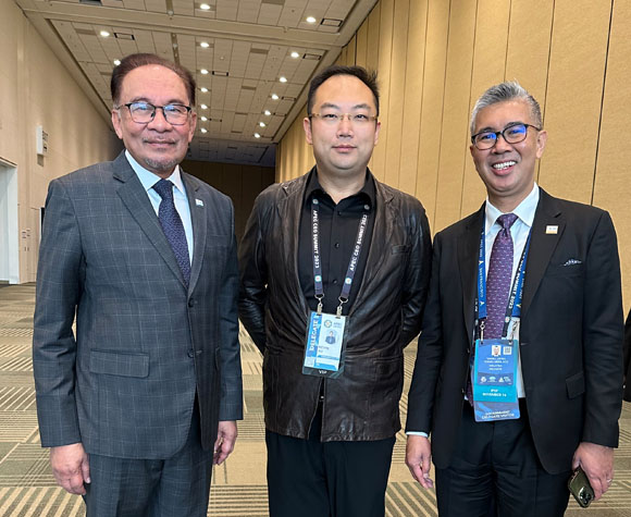 馬來西亞首相安華（左一）、APEC籌委會(huì)聯(lián)合主席徐鵬（中）、馬來西亞商務(wù)部長TENGKU ZAFRUL TENGKU ABDUL AZIZ（右一）